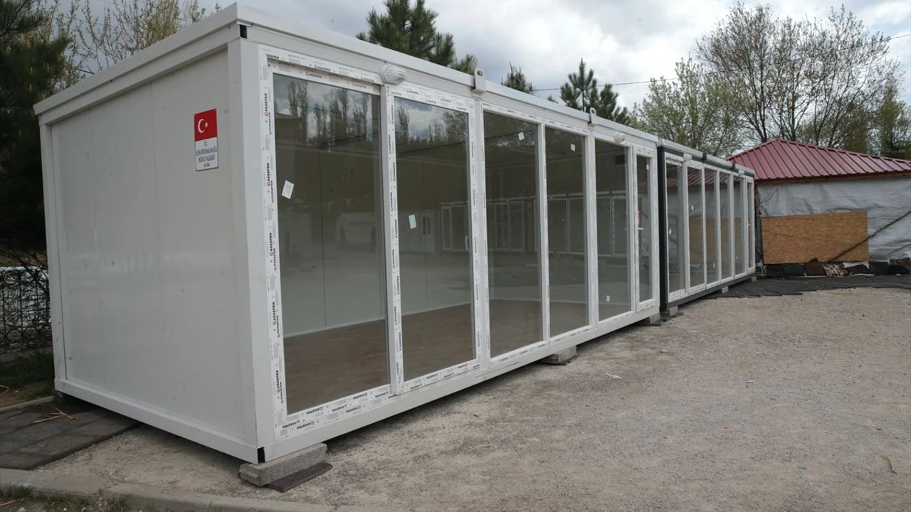 Kahramanmaras Nurhakta Bir Mahalleye 4 Konteyner Dukkanin Kurulumuna Baslandi