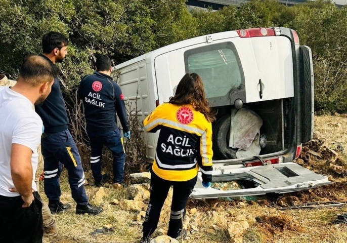 Tarim Iscilerini Tasiyan Minibus Sarampole Uctu 1 Olu 3 Yarali Kaza Ani Kamerada 2 1765107130