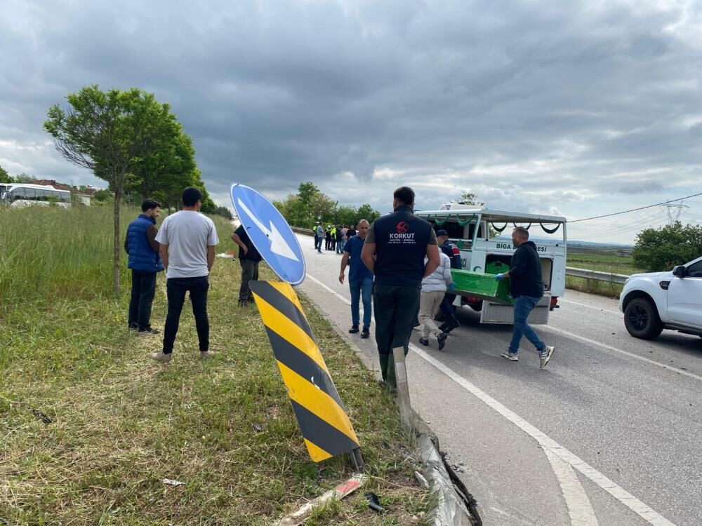 Yürek yakan kaza iki araç hurdaya döndü 2 can kaybı 3 yaralı