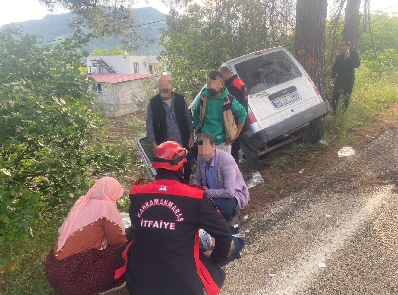Karbasanı geçişinde can pazarı! Yaralılar araçta sıkıştı