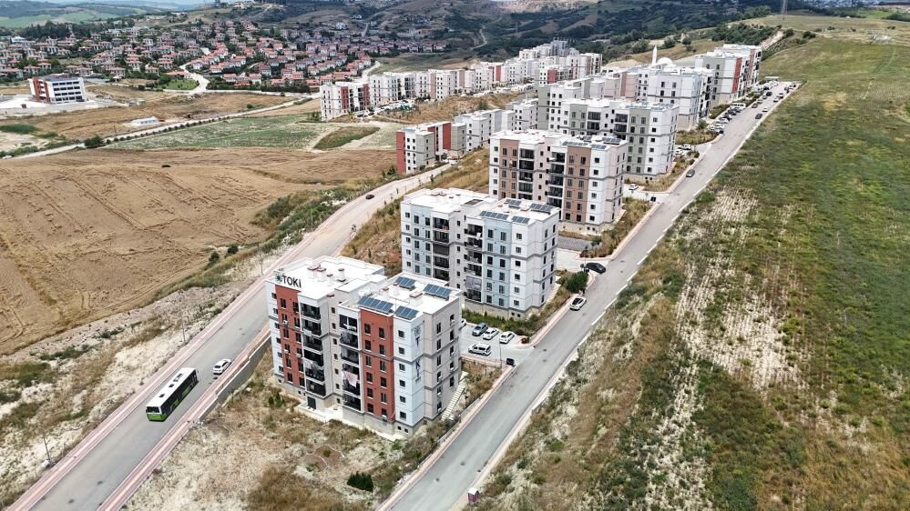 Devlet evi yaptı, Yol çilesi bitmedi! Depremzedeler isyanda
