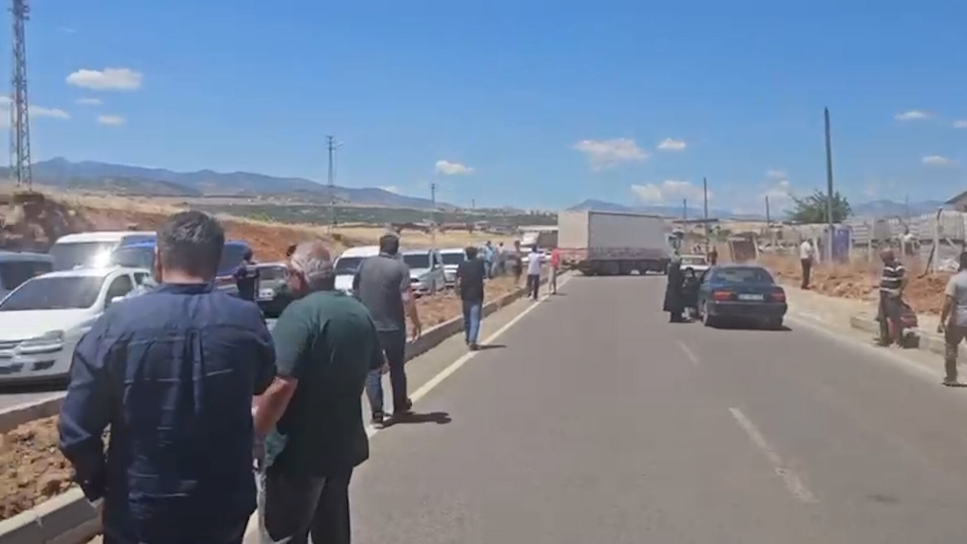 Kahramanmaraş Önsen'de yıkım gerginliği: Vatandaşlar yolu kapattı!