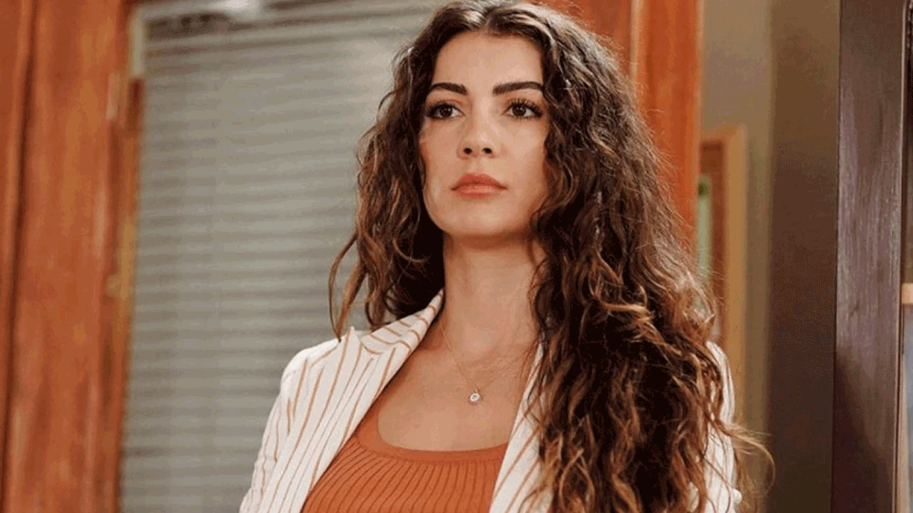 Anne Yarisi Zeynep Kimdir Burcu Ozberk Kimdir Kac Yasinda Ve Nereli Iste Yeni Rolu (2)