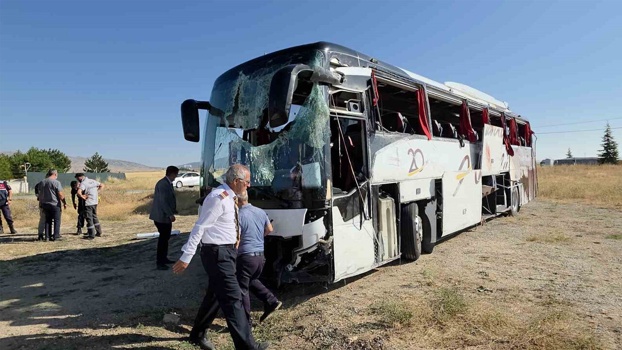 Kütahya'da yolcu otobüsü devrildi: Çok sayıda yaralı var