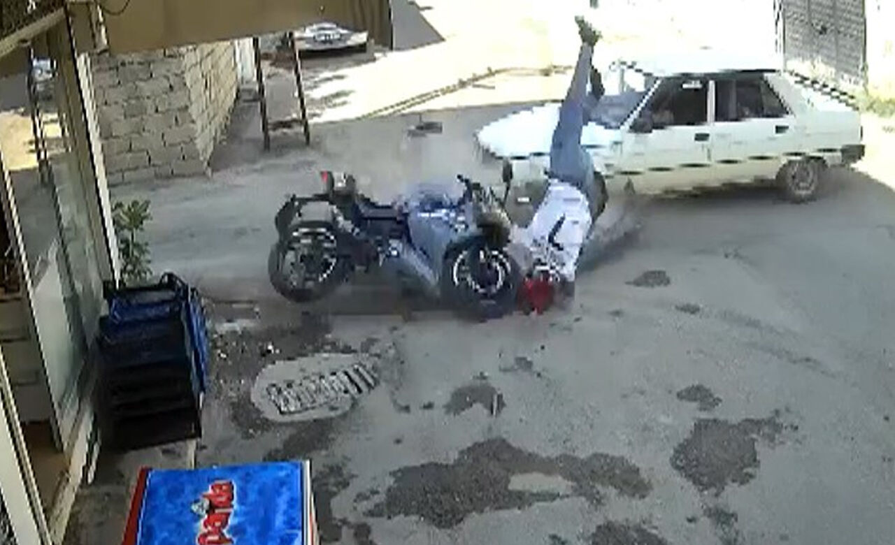 Motosiklet Otomobille Çarpıştı Sürücü Metrelerce Savruldu2