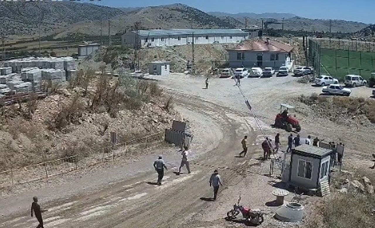 Taşlar Havada Uçuştu, Traktör Üzerleri̇ne Geldi̇!-1