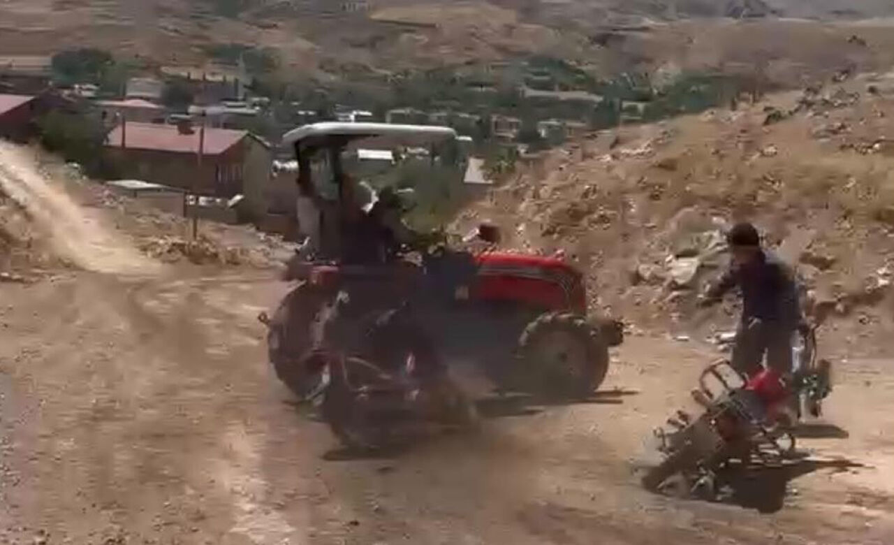 Taşlar Havada Uçuştu, Traktör Üzerleri̇ne Geldi̇!44