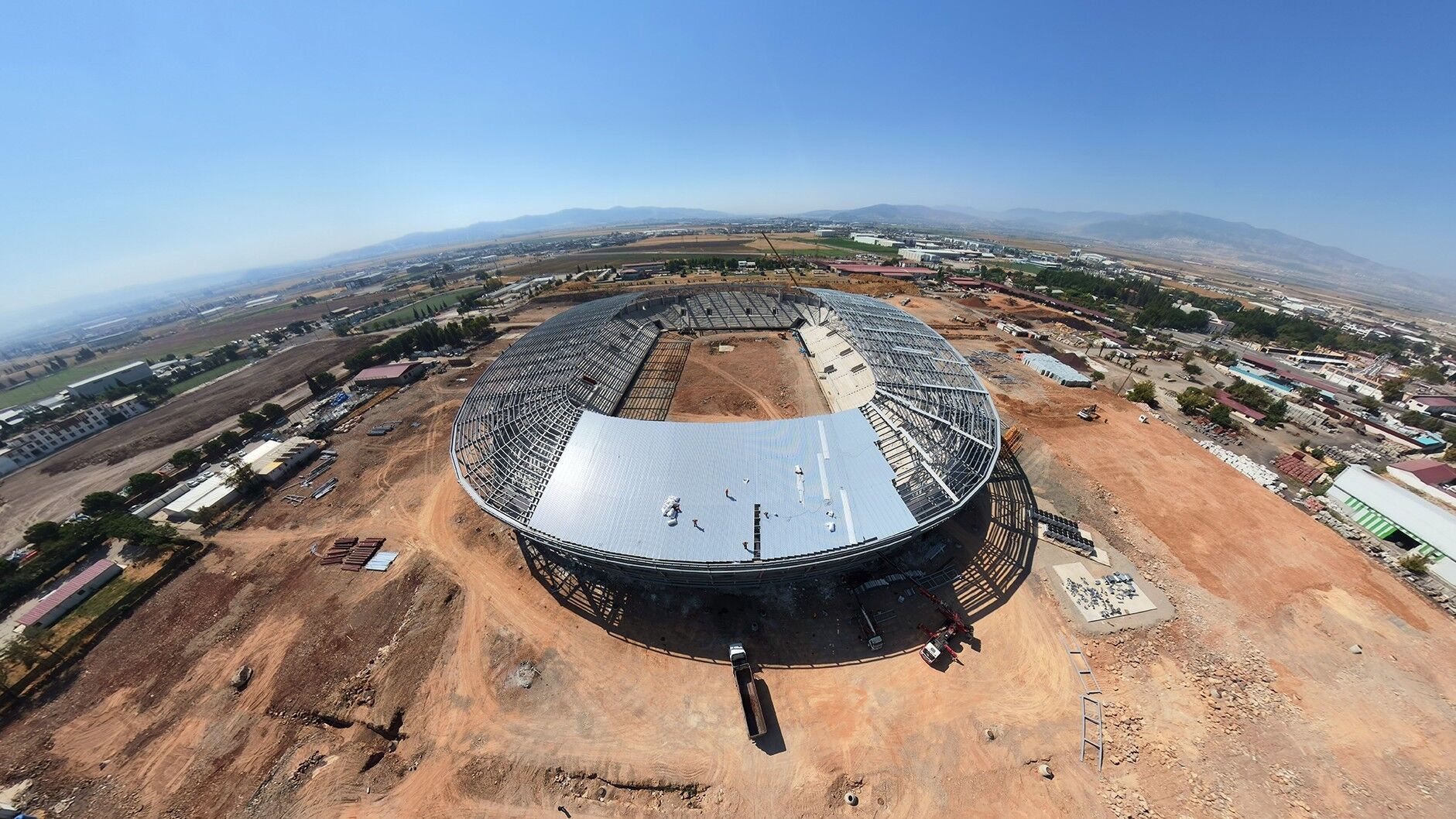 Kahramanmaraş'ın yeni stadyumunda kaba inşaat bitti, çatı kurulumu başladı