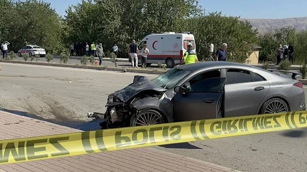 Çarpışmanın şiddetiyle otomobil ikiye ayrıldı!