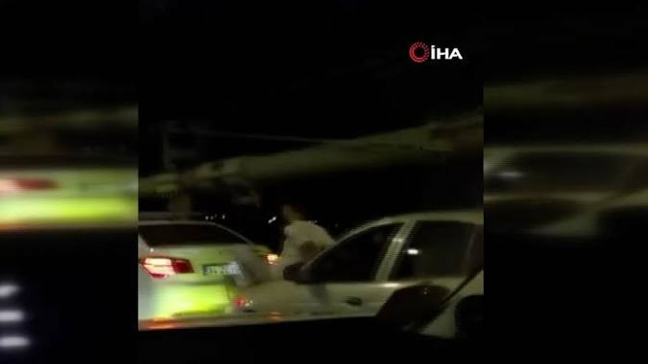Kaputa oturdu, öndeki otomobili ayaklarıyla itti