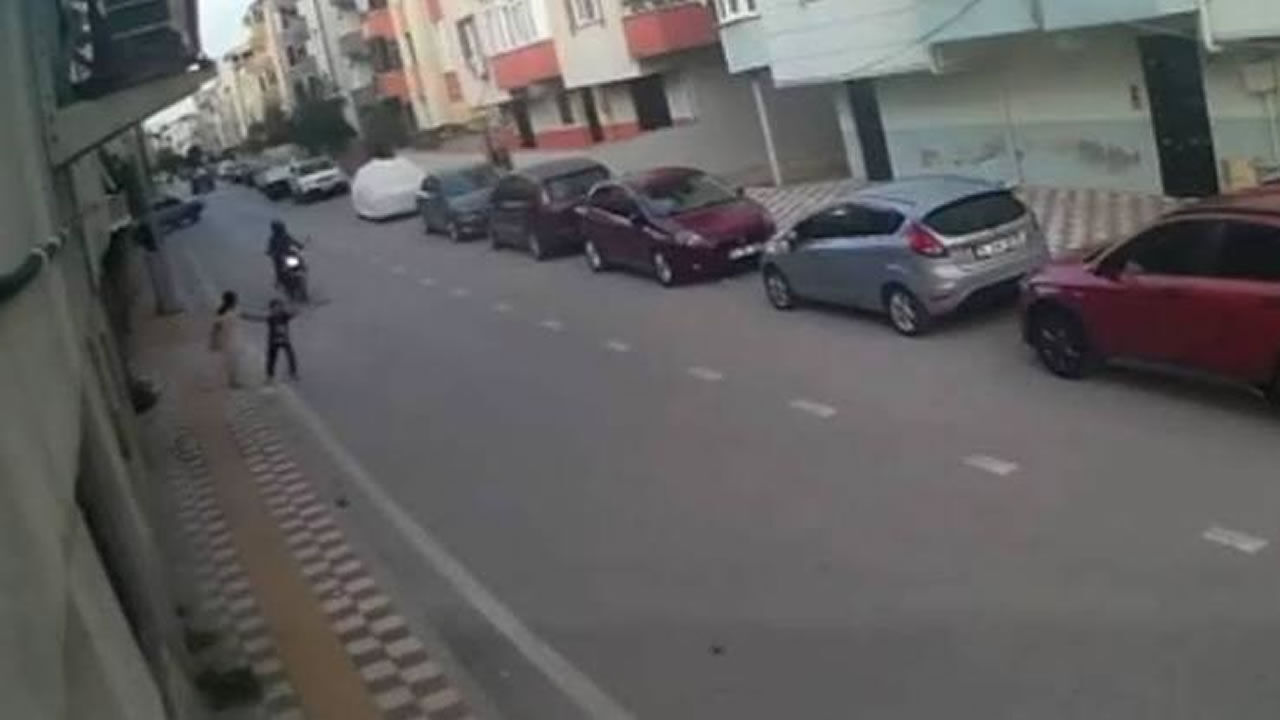 Karacabey’de çocuğa motosiklet çarptı: Kaza kamerada