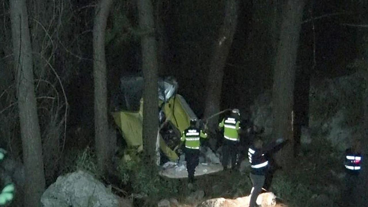 Antalya’da araç 50 metrelik uçuruma yuvarlandı: 2 ölü