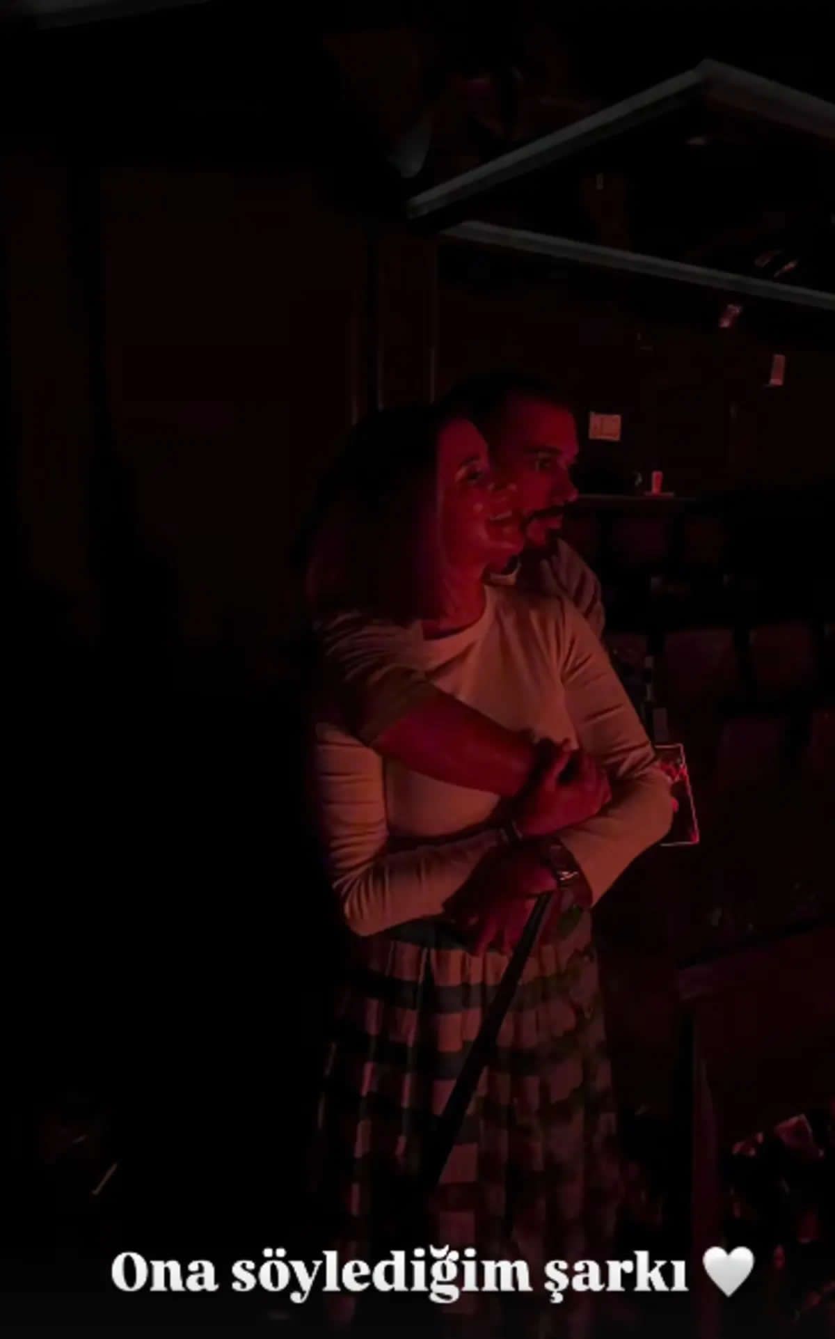 Buse Terim Ve Batu Son Yalin Konserinde Aska Geldi3