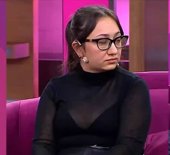 Esra Ezmeciden Sultana Canli Yayinda Kiyafet Mudahalesi5413