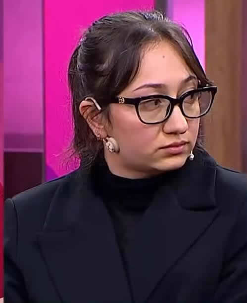 Esra Ezmeciden Sultana Canli Yayinda Kiyafet Mudahalesi56