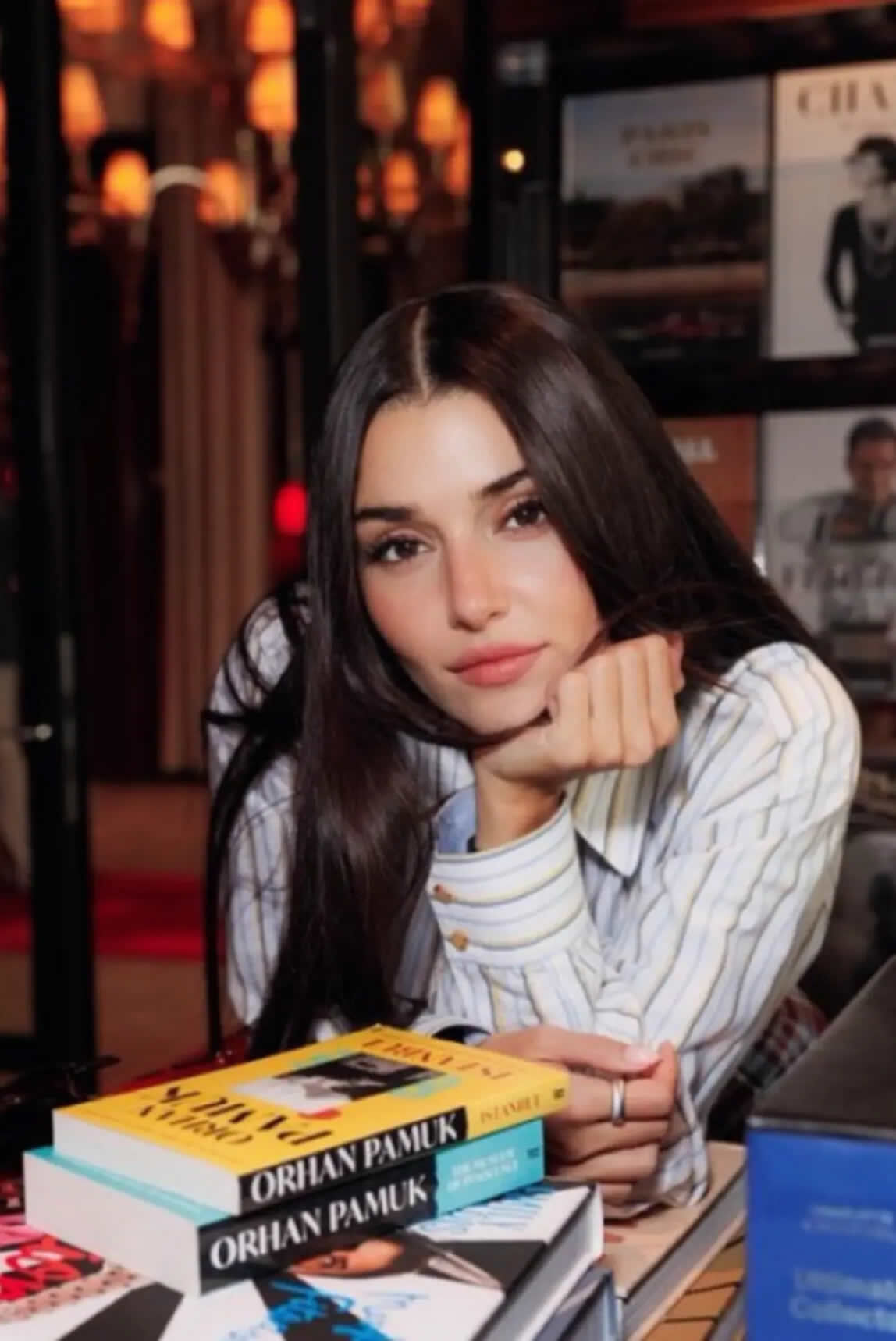 Hande Ercel Valentino Defilesine Orhan Pamukla Damga Vurdu33