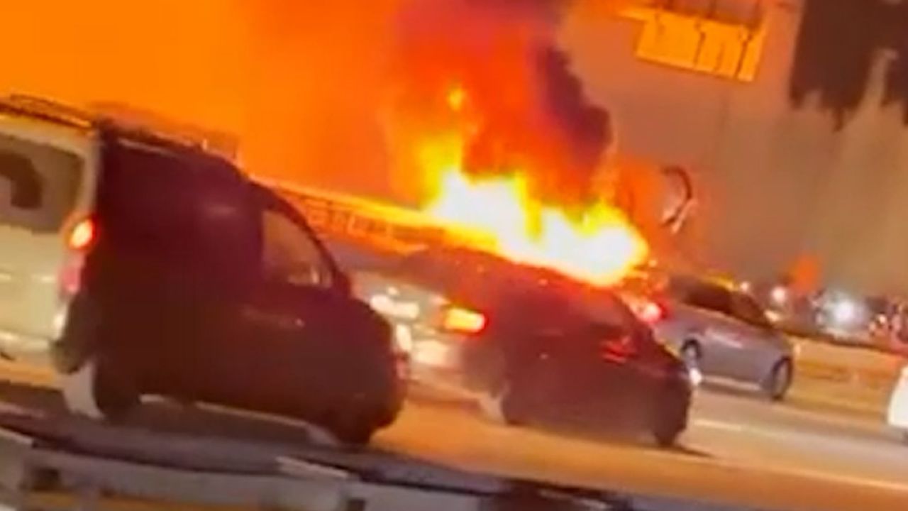 İstanbul'da kaza sonrası 2 araç alev topuna döndü