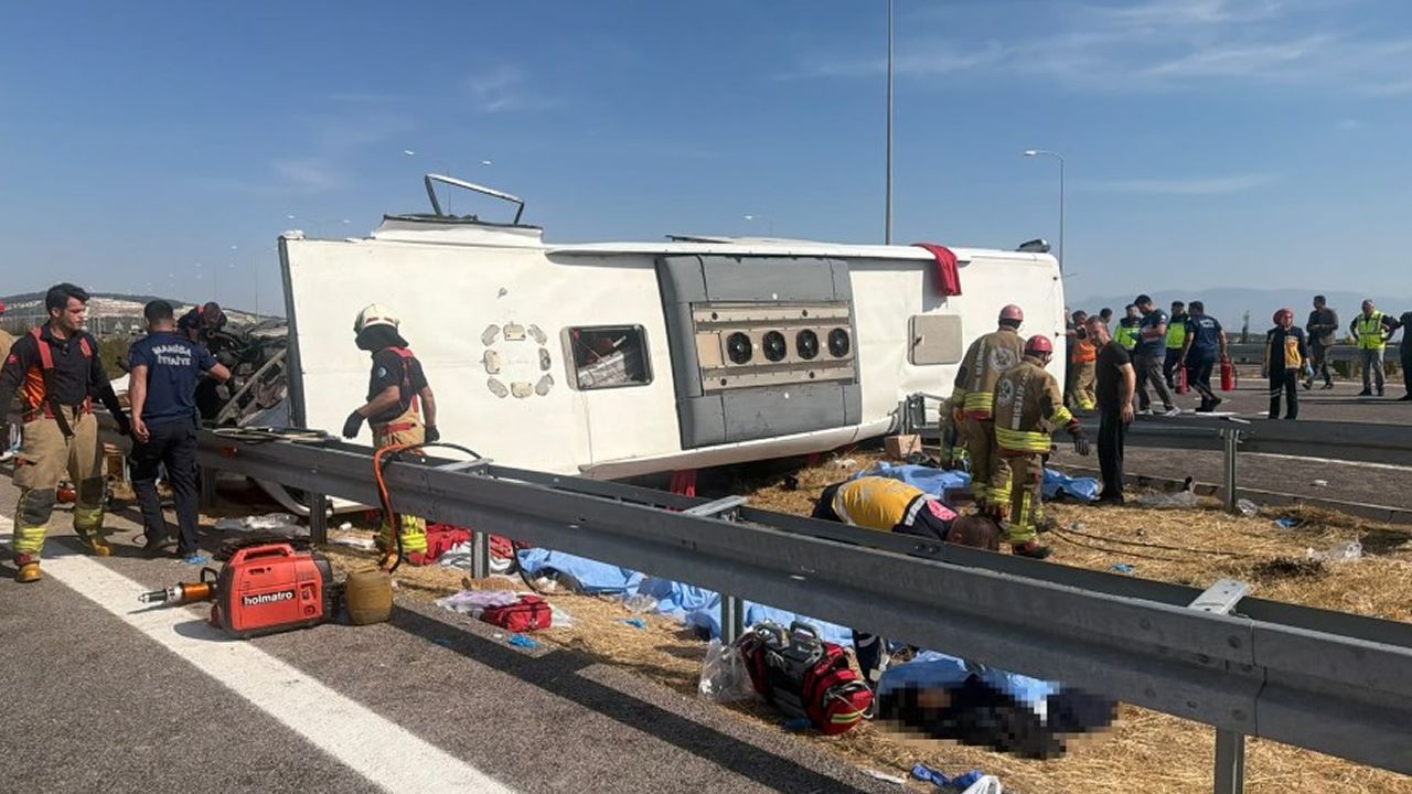 Manisa’da yolcu otobüsü ile tır çarpıştı: 11 ölü, 26 yaralı