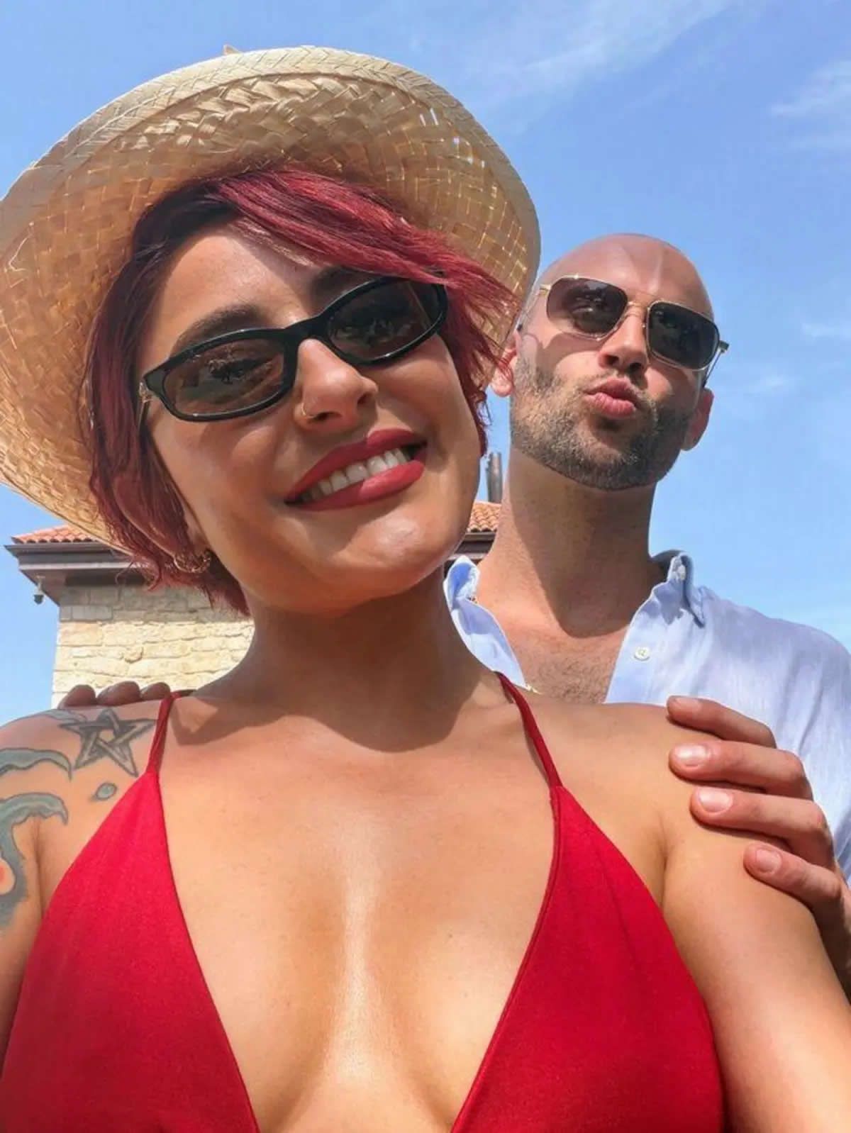 Melek Mosso Yeni Askini Ailesiyle Tanistirdi2428