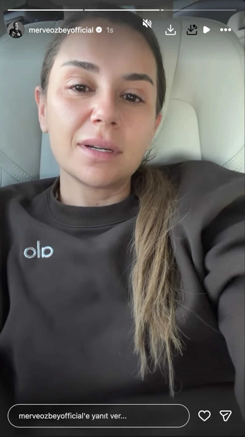 Merve Ozbey Sahneden Inerken Dustu Hastaneye Kaldirildi3