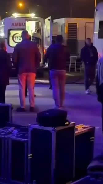 Merve Ozbey Sahneden Inerken Dustu Hastaneye Kaldirildi6