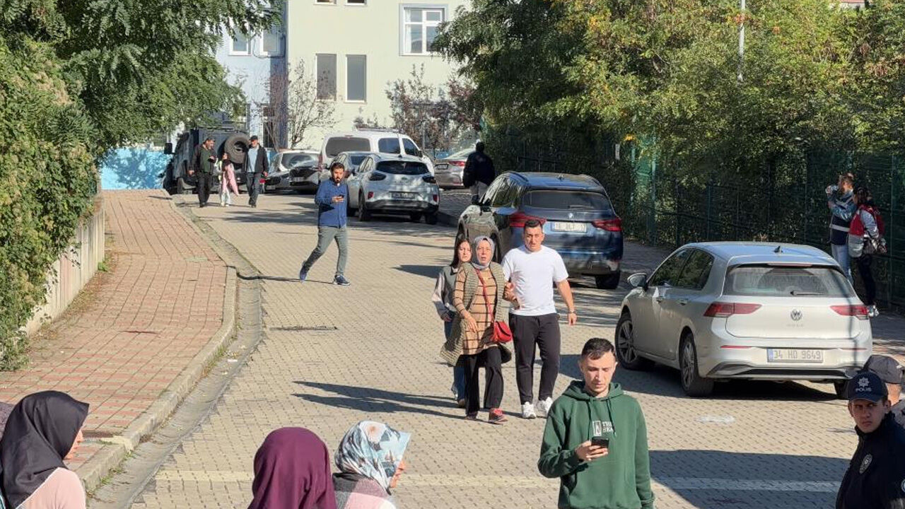 Okul girişinde bıçaklı saldırı! Yaralı öğrenciler var